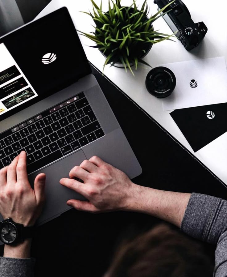 Person arbeitet fokussiert in einer aufgeräumten Umgebung